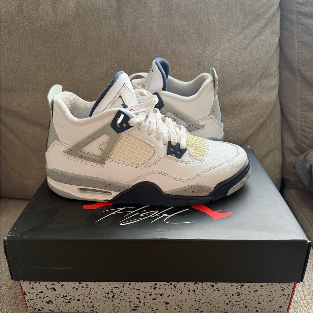 Jordan Air Retro 4 in White and Gray